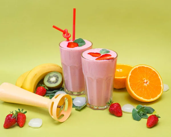 Zwei Gläser Cocktail Mit Minze Und Erdbeeren Obendrauf Verschiedene Früchte — Stockfoto