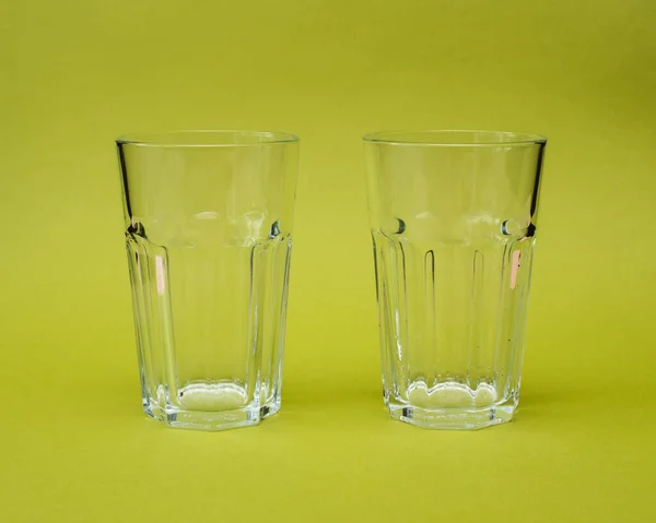 Dos Vasos Vidrio Sobre Fondo Verde Claro — Foto de Stock