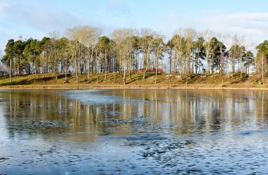 Kış başları ve hafifçe buzla kaplı bir nehir. biraz kar