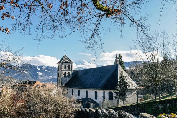 Horský Katolický Chrám Uprostřed Zasněžených Štítů — Stock fotografie