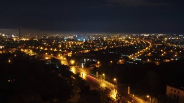 Gece şehrinden bulanık ışıklar. Ukrayna 'nın havadan görünüşü