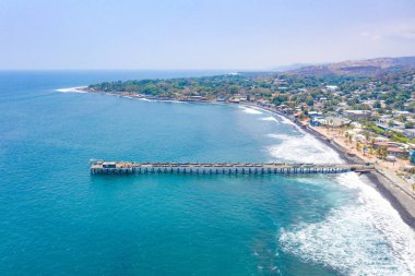 El Salvador 'daki La Libertad plajındaki sahil manzarası. İskelesini ve turkuaz deniz suyunu görebilirsiniz..