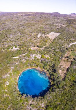 Acajutla Limanı, El Salvador, Orta Amerika 'daki bir konteyner gemisinin hava görüntüsü..