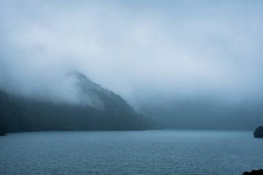 Guatemala, Huehuetenango 'daki Laguna Brava' nın önü sisli bir günde ama yine de suyun mavi rengini görebilirsiniz..