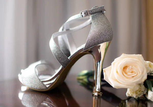 Zapato Tacón Boda Plata Brillante Con Una Rosa Blanca Lado — Foto de Stock