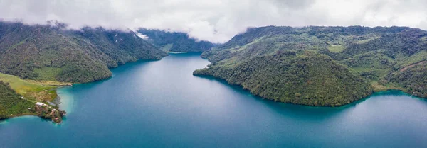 在乌云密布的一天 你可以看到危地马拉的拉古纳布拉瓦的空中风景 那里的碧水和环绕湖面的秀丽的群山 — 图库照片