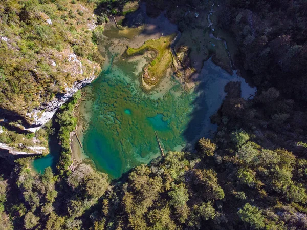 Magdalena Gölünün havadan görünüşü, ormanın ortasında, Sierra de los Cuchumatanes, Huehuetenango, Guatemala