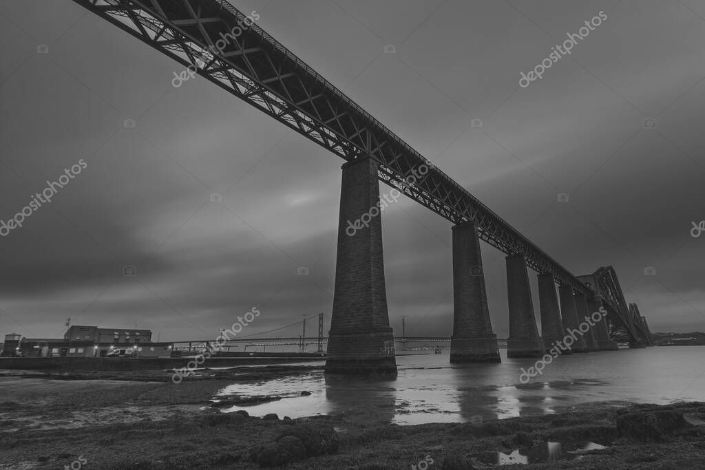 El nuevo puente Queensferry Crossing (a la derecha) sobre el Firth of