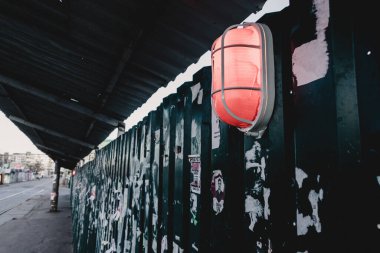 İnşaat çitindeki kırmızı lamba.