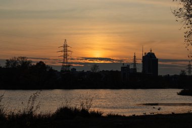 Kyiv gün batımı manzarası, göl ve binalar. Alacakaranlık