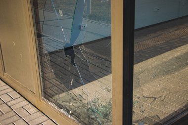 Otobüs durağındaki bir dükkanda kırık cam.