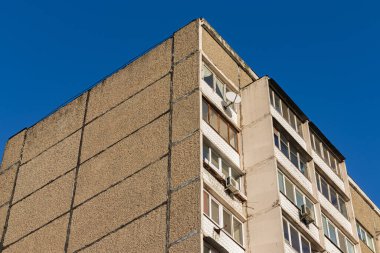 Mavi gökyüzü arka planında Sovyet inşaat köşesi