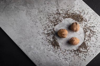 Chia tohumları arasında bir fayansta ceviz