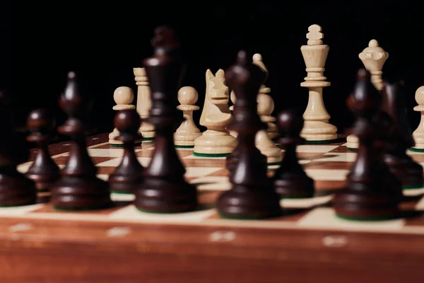 Szachy z dużą drewnianą szachownicą — Zdjęcie stockowe
