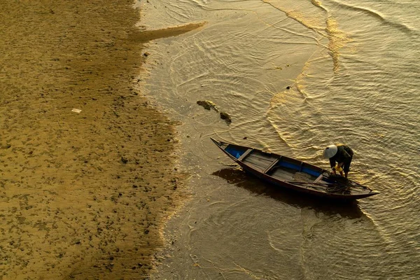 Воздушный кадр вьетнамской рыбачки на деревянной лодке — стоковое фото