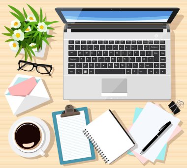 Modern grafik renkli çalışma alanı kümesi: ahşap masa, laptop, notlar, kahve fincanı, tablet, gözlük, kalem, zarf, çiçekler. Düz stil vektör çizim. 