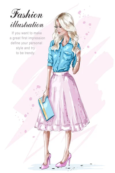 Chica rubia de moda en falda rosa, sosteniendo el bolso. Mujer de moda dibujada a mano. Boceto. Ilustración vectorial . — Vector de stock