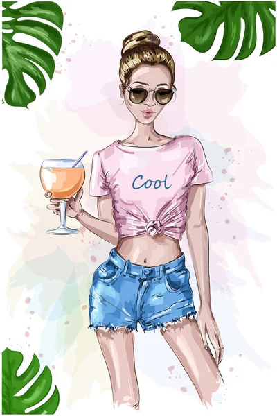 可爱的时尚女孩在作物顶部 夏天的样子 时尚女人拿着鸡尾酒喝玻璃 夏日的绿叶 矢量插图 — 图库矢量图片