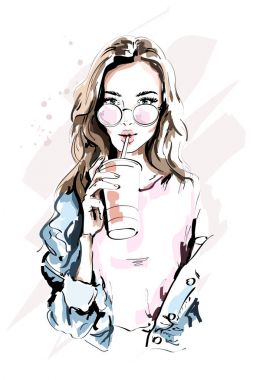 El çekilmiş güzel genç kadın portre. Kahve fincanı ile kız moda. Şık kadın güneş gözlüğü. Kroki. 