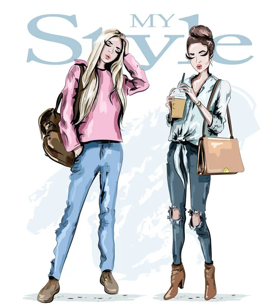 İki moda kız. El çantaları şık güzel kadınlarla çekilmiş. Şirin kümesi: sırt çantası ile kahve Kupası ve sarışın saçlı kadın olan güzel kadın. Kroki. 