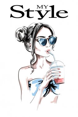 Suyu içki ile kadın moda. El çekilmiş güzel genç kadın şık saç modeli ile. Güneş gözlüklü şirin kız. Kroki. 