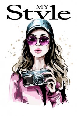 El çekilmiş güzel genç kadın portre. Şık şapkalı kadın moda. Fotoğraf makinesi ile şirin kız. Kroki.