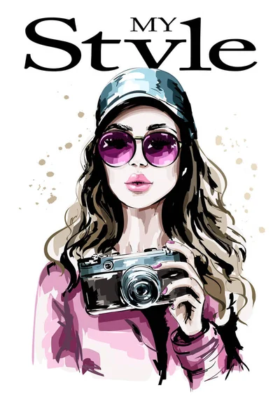El çekilmiş güzel genç kadın portre. Şık şapkalı kadın moda. Fotoğraf makinesi ile şirin kız. Kroki.