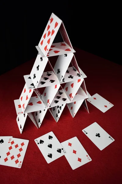 Castelo Cartões Poker Fundo Vermelho — Fotografia de Stock