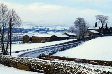 Kışın Yorkshire kırsalının manzarası