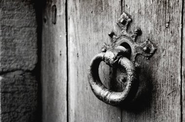 Özel ve eşsiz bir kapının ön çekimi.