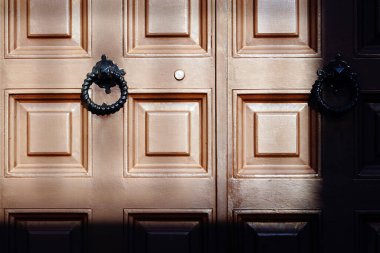 Özel ve eşsiz bir kapının ön çekimi.