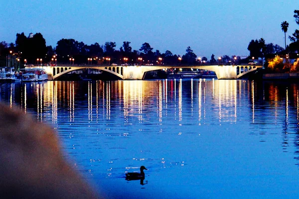 Ponte Triana Sevilha Com Rio Guadalquivir Pôr Sol — Fotografia de Stock