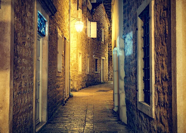 Calle Estrecha Por Noche Casco Antiguo Mediterráneo Montenegro Budva —  Fotos de Stock