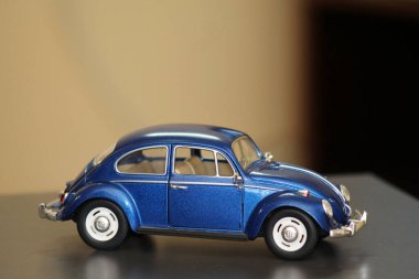 Bulanık bir arkaplanda izole edilmiş bir minyatür araba