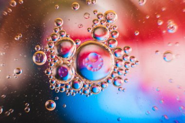 Evren ya da gezegenler kozmik soyut bir psikedelik arka plandır. Soyut atom molekül yapısı. Kabarcık. Havadan ya da moleküllerden makro çekim. Biyoloji, fizik veya kimya soyut