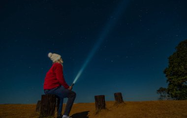 Stary Night 'ın ortasında fenerli bir adam Doi Samer Dow, Nan' dan Ulusal Park Sri Nan, Kuzey Tayland