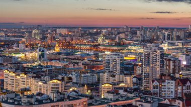 Yekaterinburg, Rusya, gün batımında şehir merkezinde kuş bakışı.
