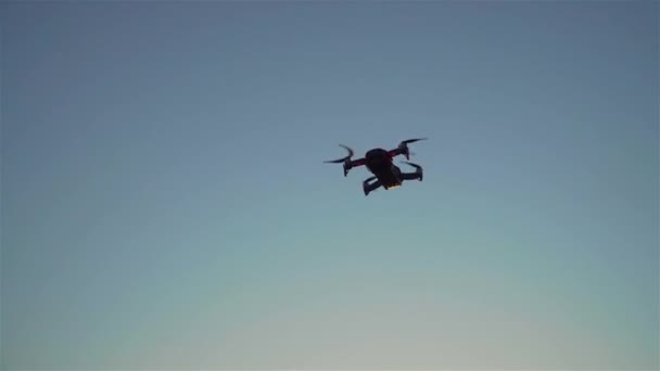 Volo intelligente piccolo drone in cielo scena rurale. Copter vicino campo fattoria in cielo di sera con luci di segnalazione — Video Stock