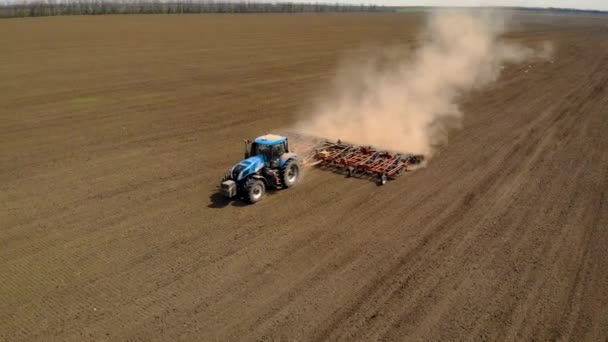 Letecký pohled na nový zemědělský traktor orající a připravující půdu pro setí pšenice nebo ječmene nebo slunečnice nebo jiných plodin — Stock video