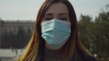Tıbbi maskeli kadın salgın sırasında derin nefes alıyor.