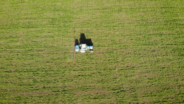 Hava manzaralı böcek ilacı ve gübre, mahsul alanına antika traktörle püskürtülüyor. — Stok video