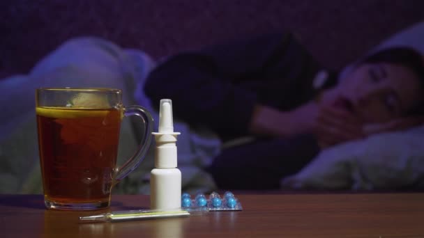 Mujer enferma que tiene el virus del resfriado acostada en la cama y tosiendo — Vídeos de Stock