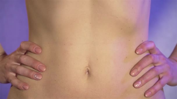 Close up jong vrouw trekt in haar buik en neemt diep adem met haar handen op haar heupen — Stockvideo