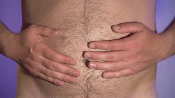 一个男人用手触摸他的毛茸茸的腹部的特写镜头。健康食品和生活方式的概念 — 图库视频影像