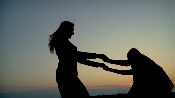 Slow motion mor och son hålla händer och snurra i strålar vid solnedgången i naturen på kvällen — Stockvideo
