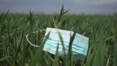 Beyaz Rusya 'nın Coronavirus' a karşı savaşma kavramı. Traktör herkesi iyileştirecek. Tarladaki tahıl mahsullerinde koruyucu maske