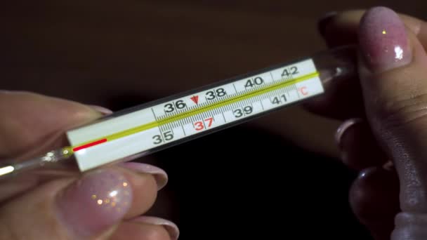 Termometer Mercury menggunakan animasi menunjukkan suhu 36,6 pada tangan wanita selama musim penyakit pernapasan. — Stok Video