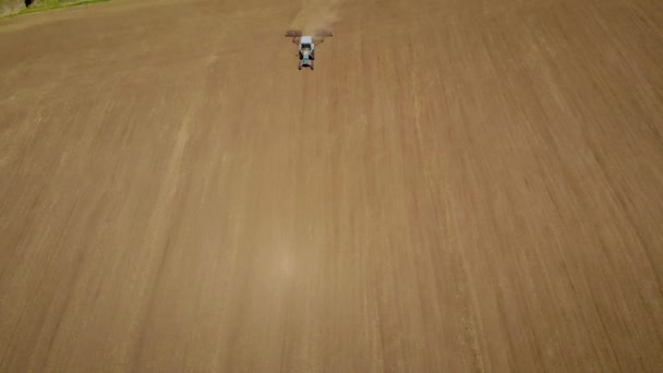 Κάτοψη του ελκυστήρα με δίσκο harrow σε σκονισμένο πεδίο — Αρχείο Βίντεο