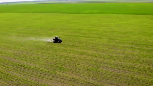 Vuelo aéreo de aviones teledirigidos a granjeros en los campos de soja de pulverización de tractores. — Vídeos de Stock