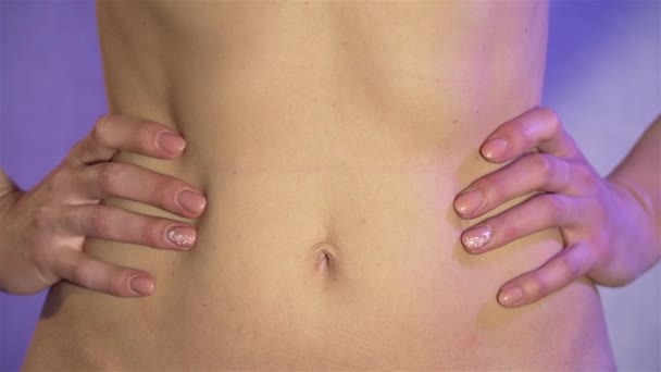 Belle ventre de femmes de près et les mains sur les cuisses. Concept d'alimentation saine et mode de vie — Video